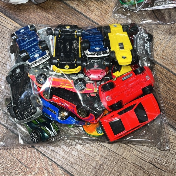 Hot wheels and assorted toy cars - Picture 7 of 7